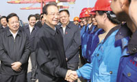 溫總理到武漢新港陽(yáng)邏港區(qū)調(diào)研